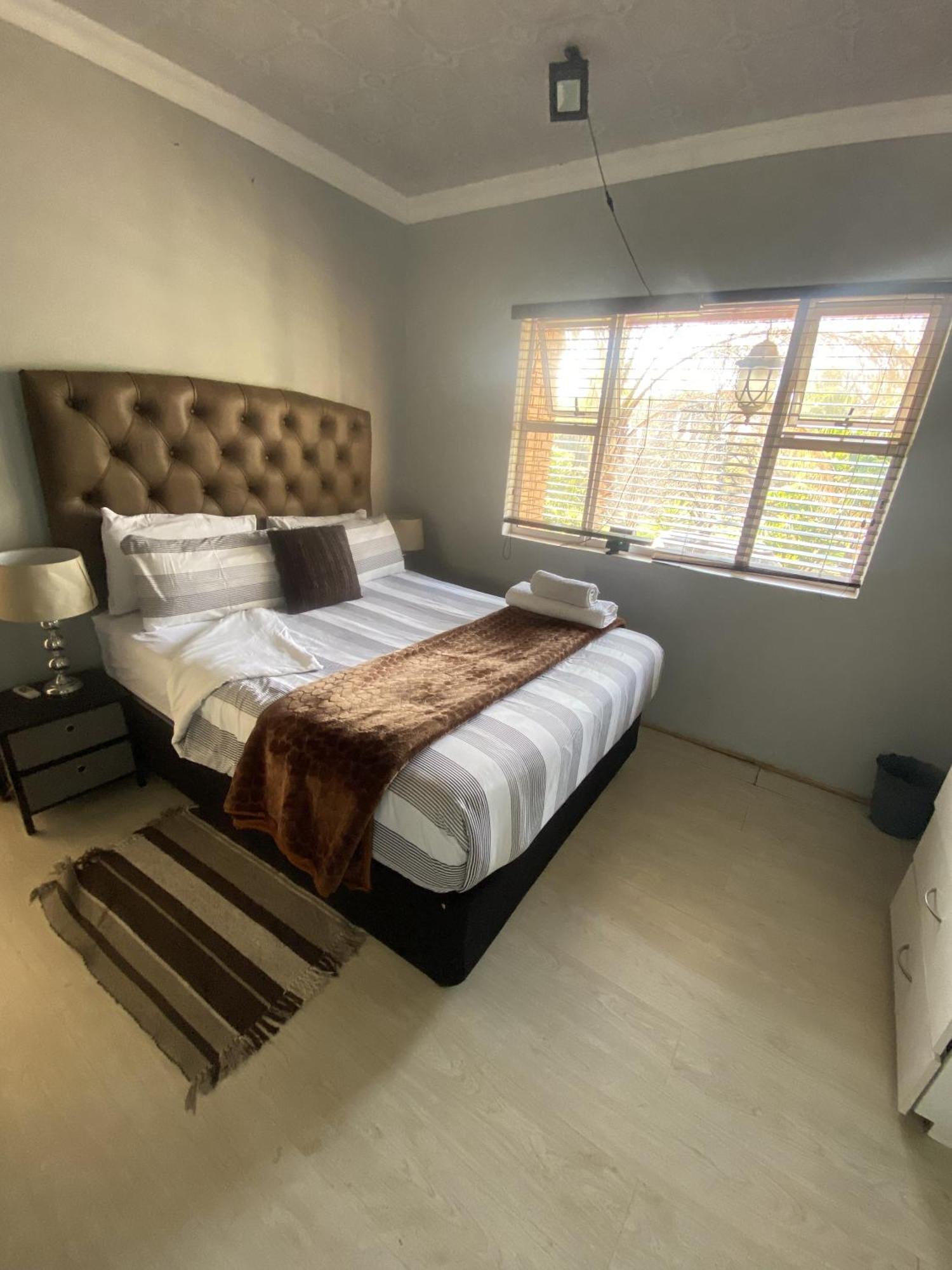 Menlyn Mews Guesthouse Pretoria Exterior photo